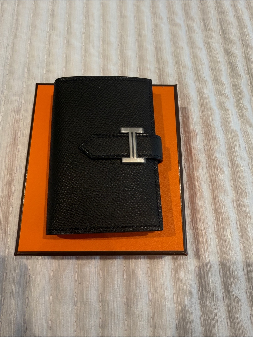 Hermes authentic Black Leather bearn mini Wallet with Silver 'H' Closure in noir